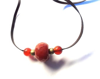 Collier Agate orangée lacet de cuir plat fait main