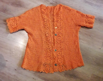 Cardigan arancione a maniche corte lavorato all'uncinetto a mano, gilet ecologico realizzato con materiali riciclati.