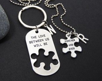 Die Liebe zwischen uns wird für immer und ewig sein Halskette und Schlüsselbund Set - Paare Passende Halskette, personalisierte Name Initiale, Puzzle geformt