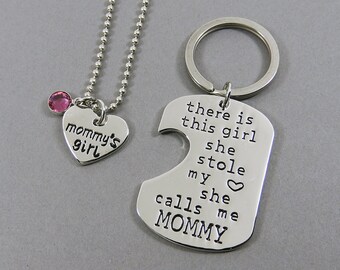 Collar de corazón a juego y llavero con placa de identificación de Mommy's Girl: Esta chica me robó el corazón y me llama mami.