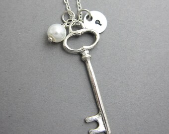 Elegante collar con llave: inicial personalizada grabada a mano, piedra natal Swarovski personalizada.
