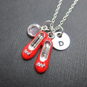 Halsband med rubinfärgade tofflor - inspirerat av Trollkarlen från Oz, personligt initialnamn, anpassad Swarovski-kristallfödelsesten