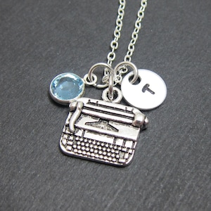 Typemachineketting: gepersonaliseerde handgestempelde eerste naam, aangepaste geboortesteen