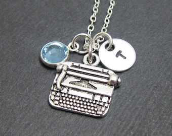 Collar con forma de máquina de escribir - Inicial personalizada grabada a mano, piedra de nacimiento personalizada