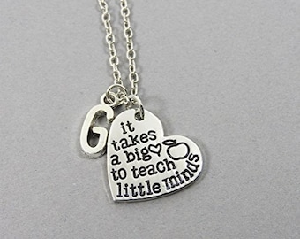 Se necesita un gran corazón para enseñar a mentes pequeñas - Collar personalizado con inicial para regalo de profesor