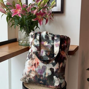 Große Tote Bag mit Blumenmuster, Tragetasche aus weichem Samtstoff mit langen Henkeln und Innentasche, perfekte Shopper für den Alltag