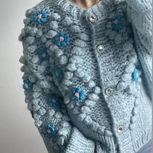 チャンキーフラワー秋着心地の良いカーディガンセーター、刺繍花柄カーディガンセーター、かわいいレディース刺繍花柄セーターカーディガン