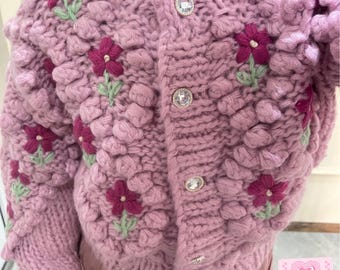 Rosa stickad blommande höstkofta, broderad blommig damtröja, söta höstkläder, present till henne