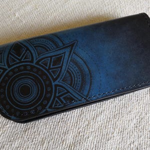 Cartera azul con diseño de mandala