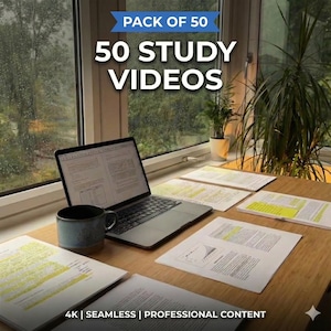 Könnte beinhalten: Ein Laptop, eine Tasse und mehrere Papiere liegen auf einem Holztisch in der Nähe eines Fensters. Der Laptop-Bildschirm zeigt Text an, und die Papiere sind mit gelbem Marker markiert. Der Text im Bild lautet "PACK OF 50" und "50 STUDY VIDEOS". Der untere Teil des Bildes lautet "4K | SEAMLESS | PROFESSIONAL CONTENT".