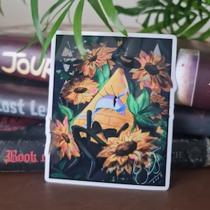 Könnte beinhalten: Ein quadratischer Aufkleber mit einem gelben Dreieck mit Zylinder, umgeben von Sonnenblumen und grünen Blättern. Der Aufkleber hat einen weißen Rand und eine Signatur unten rechts. Der Hintergrund ist dunkel.