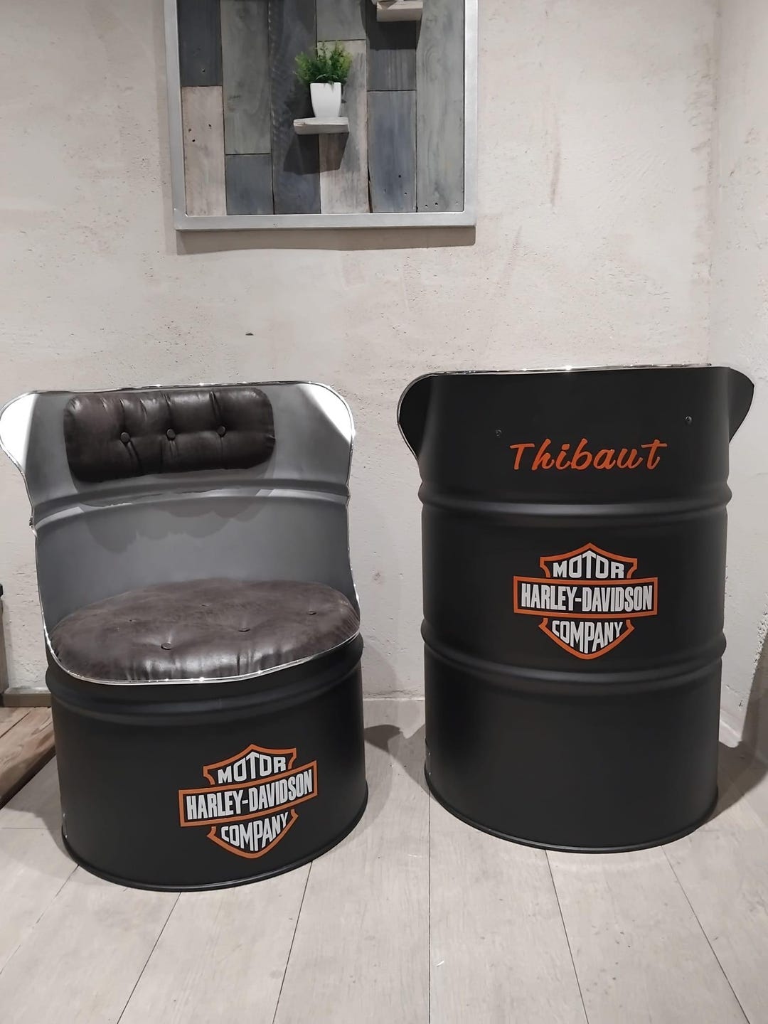 Poltrona a botte realizzata con barili di petrolio riciclati e similpelle 