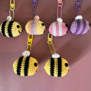 Porte-clés abeille. Crocheté. Fait main - parfait pour les sacs à dos/sacs Abeille de différentes tailles et couleurs