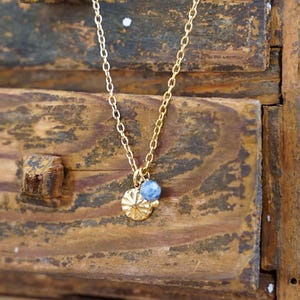 Serene Kette – Feine Edelstahlkette mit Sodalith, Zarter Anhänger, Minimalistische Boho Halskette, Perfektes Geschenk 画像 2
