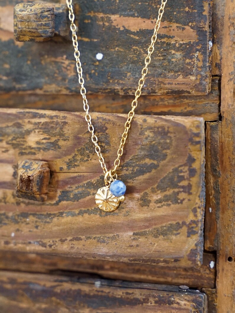 Serene Kette – Feine Edelstahlkette mit Sodalith, Zarter Anhänger, Minimalistische Boho Halskette, Perfektes Geschenk 画像 2