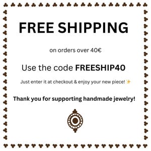 Pode incluir: Gr&aacute;fico quadrado branco com as palavras "FREE SHIPPING" em letras grandes e pretas em negrito. Abaixo, diz "on orders over 40&euro;". O texto "Use the code FREESHIP40" tamb&eacute;m &eacute; exibido. A imagem &eacute; emoldurada com uma borda marrom.