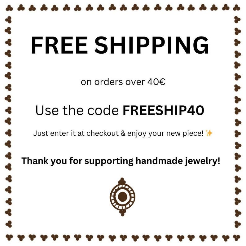 Pode incluir: Gr&aacute;fico quadrado branco com as palavras "FREE SHIPPING" em letras grandes e pretas em negrito. Abaixo, diz "on orders over 40&euro;". O texto "Use the code FREESHIP40" tamb&eacute;m &eacute; exibido. A imagem &eacute; emoldurada com uma borda marrom.