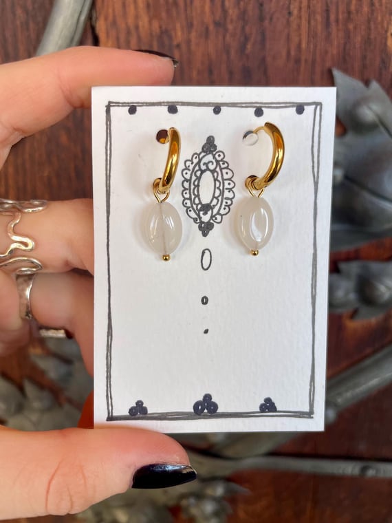 Handgefertigte goldene Kreolen mit Jade Stein – Zeitlose Ohrringe mit natürlicher Eleganz für Alltag und besondere Anlässe, Geschenk