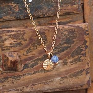 Serene Kette – Feine Edelstahlkette mit Sodalith, Zarter Anhänger, Minimalistische Boho Halskette, Perfektes Geschenk 画像 3
