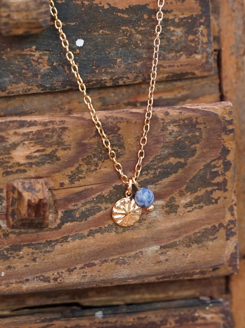 Serene Kette – Feine Edelstahlkette mit Sodalith, Zarter Anhänger, Minimalistische Boho Halskette, Perfektes Geschenk 画像 3