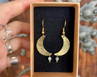 Luna Ohrringe Mondstein: Celestial Boho Messing & Mondstein Stein - Handgemachte Unikate, Natürliche Eleganz, Schmuck, Perfektes Geschenk