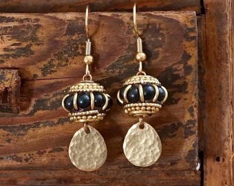 Elegante Boho-Ohrringe mit schwarzen Tibetperlen & Messingtropfen – Handgemachter Schmuck, Geschenk für Sie