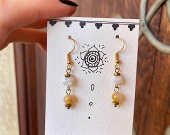 Handgefertigte goldene Ohrringe mit Hämatit Steinen und weißen Steinen – Eleganter Boho Schmuck und besondere Geschenkidee für Sie