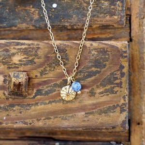 Serene Kette – Feine Edelstahlkette mit Sodalith, Zarter Anhänger, Minimalistische Boho Halskette, Perfektes Geschenk 画像 1
