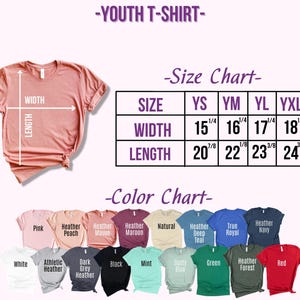 Op de afbeelding: Maattabel voor kinder T-shirts met metingen in inches. De tabel toont breedte- en lengtemetingen voor maten YS, YM, YL en YXL. Een kleurenkaart toont 18 verschillende T-shirt kleuren.