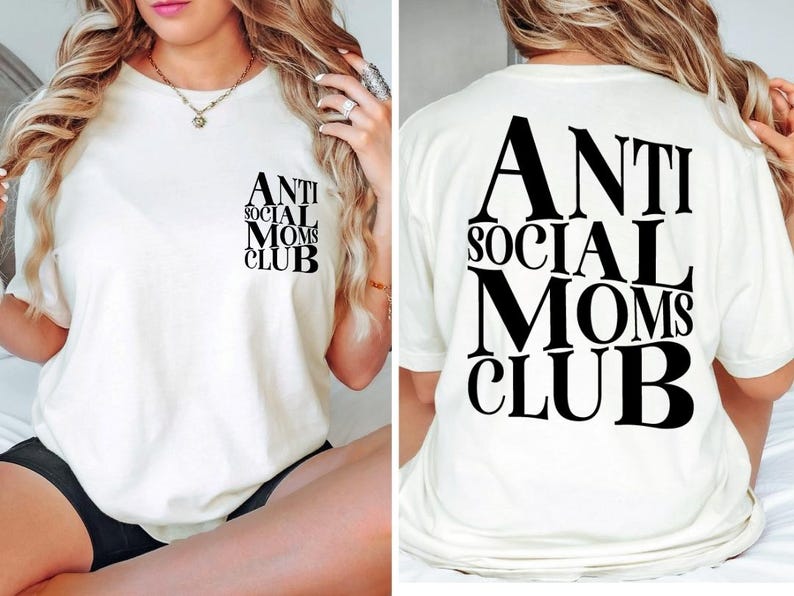 Op de afbeelding: Wit T-shirt met zwarte tekst die "Anti Social Moms Club" op de voorkant en achterkant staat.