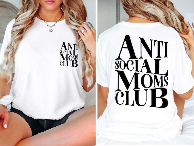 Op de afbeelding: Wit T-shirt met zwarte tekst die "Anti Social Moms Club" op de voorkant en achterkant staat.