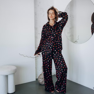 Elegant Black Silk Women&#39;s PJs - Indulge in Comfort and Style
