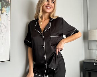 Svart sidenpyjamaset: Kortärmade sovplagg