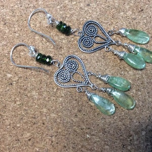 Orecchini lampadari in diopside cromo e argento kyanite verde.