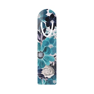 Puede incluir: Un marcapáginas floral con un diseño de flores en color turquesa, azul marino y blanco. El marcapáginas tiene una parte superior redondeada con un lazo blanco. El diseño incluye varias flores y detalles de hojas.