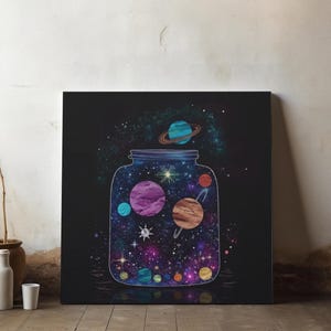 Pode incluir: Impressão em tela quadrada com uma ilustração de um frasco cheio de planetas, estrelas e galáxias. A obra de arte apresenta um tema de espaço profundo com corpos celestes coloridos, incluindo Saturno com seus anéis, e um fundo de nebulosa turbilhonante.
