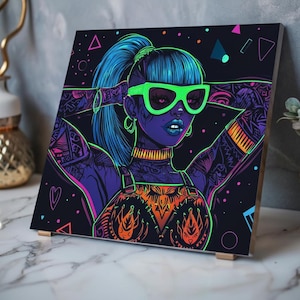 Levendig voltage: portret van macht acrylafdruk | Lichtgevende godin woondecoratie