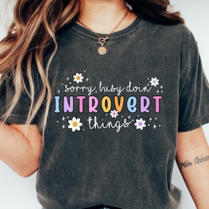 Przepraszam za zajęcie się introwertycznymi rzeczami T-shirt, sarkastyczna damska bluza, zabawna koszulka z powiedzeniem, prezent dla dorosłych z humorem, estetyczna odzież damska