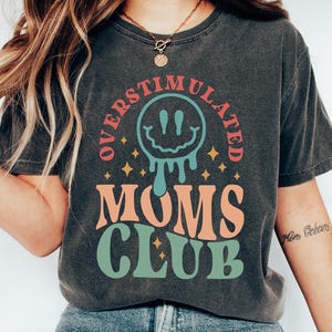 Maglietta Overstimulated Moms Club, maglietta divertente per mamme, felpa alla moda per la festa della mamma, regalo per neomamme, outfit Moms Club, girocollo per la festa della mamma