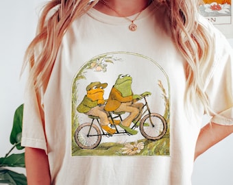 Camiseta de rana y sapo, sudadera clásica de libros, camiseta de estética cottagecore, regalo para amantes de los libros, camiseta para amantes de las ranas, camiseta con estampado de sapo, cuello redondo de rana
