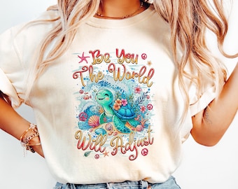 Koszulka „Bądź sobą, świat się dostosuje”, uroczy T-shirt z grafiką z żółwiem morskim, koszulka z motywem oceanicznej plaży, prezent dla kobiet w letnich, nadmorskich klimatach