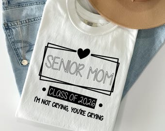 Comfort Colors® Senior Mom klass 2026 t-shirt, examensmamma-tröja, klass 2026 familjeexamen t-shirt, senior mamma examen-tröja