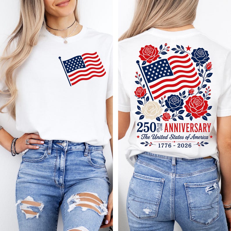 Puede incluir: Camiseta blanca con la bandera estadounidense en la parte delantera y trasera. La parte trasera muestra "250th Anniversary The United States of America 1776-2026" con elementos florales rojos, blancos y azules.