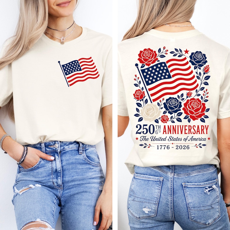 Puede incluir: Camiseta color crema con una peque&ntilde;a bandera estadounidense en la parte delantera y un dise&ntilde;o m&aacute;s grande en la parte trasera. El dise&ntilde;o trasero incluye una bandera ondeando, rosas rojas y azules, y el texto "250th Anniversary The United States of America 1776-2026."