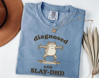 Camiseta divertida de rana con TDAH y colores cómodos, camiseta con meme neurodivergente, camiseta con gráfico de Frogcore Y2K, top con estilo de rana estética, regalo para personas desquiciadas