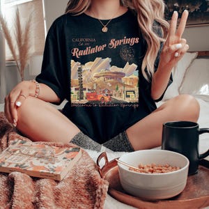 Comfort Colors ラジエータースプリングスシャツ、ライトニング・マックィーン ディズニーTシャツ、ピクサー カーズ ファミリーTシャツ、ディズニーバケーション衣装、ディズニーランドスクワッドトップ 画像 3