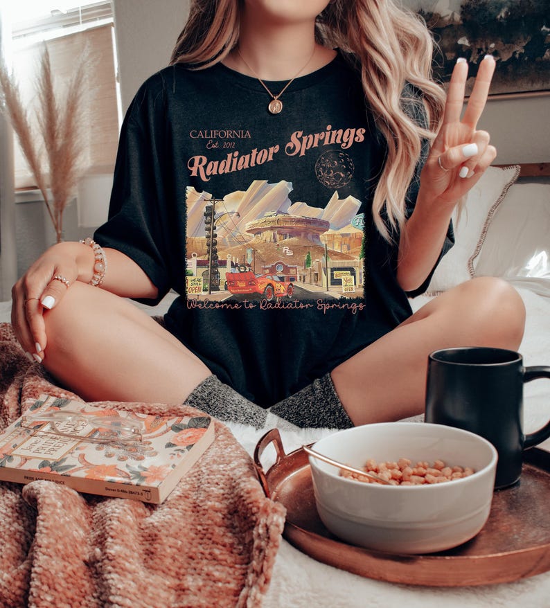 Comfort Colors ラジエータースプリングスシャツ、ライトニング・マックィーン ディズニーTシャツ、ピクサー カーズ ファミリーTシャツ、ディズニーバケーション衣装、ディズニーランドスクワッドトップ 画像 3