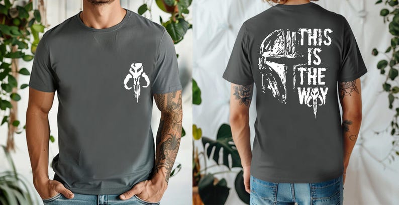 Puede incluir: Camiseta gris oscuro con un emblema de calavera mandaloriana blanca en la parte delantera y la frase "THIS IS THE WAY" con un gr&aacute;fico de casco en la espalda. La camiseta es de cuello redondo y manga corta.