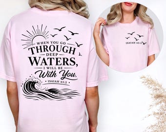 Camiseta cristiana Comfort Colors© con diseño de océano: "Cuando atraviesas aguas profundas", regalo para amantes de Jesús, camiseta cristiana retro, conjunto con cita sobre la fe.