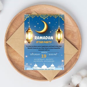 Op de afbeelding: Een uitnodiging voor een Ramadan Iftar Party met een blauwe achtergrond, gouden sterren en een halve maan. De tekst luidt "Ramadan Iftar Party" en bevat de datum, tijd en locatie. RSVP naar Alena 555-222-333.